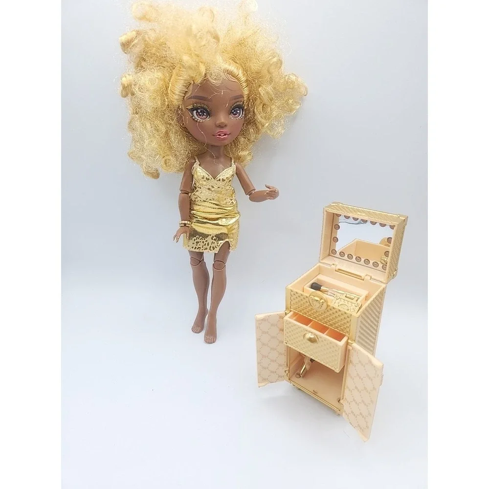 Rainbow High Meline Luxe Doll Rainbow Vision Gold Dress & Vanity Trunk Set